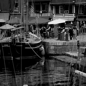 Bateau de pêche en bois à quai en noir et blanc - France  - collection de photos clin d'oeil, catégorie paysages